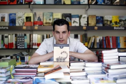 Luis Gonzalo Segura posa con su novela en la Feria del Libro de Madrid.