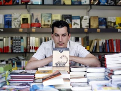 Luis Gonzalo Segura posa con su novela en la Feria del Libro de Madrid.