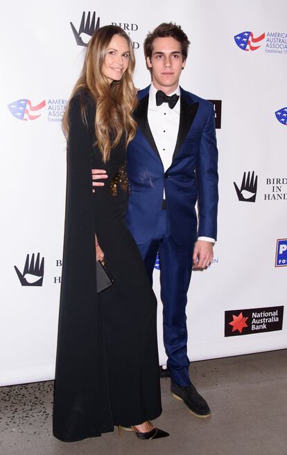 Elle MacPherson y su hijo Arpad Flynn Alexander Busson, en unos premios celebrados en Nueva York en enero de 2019.