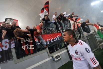 Kevin Prince Boateng celebra la consecución del 'scudetto' con los aficionados.