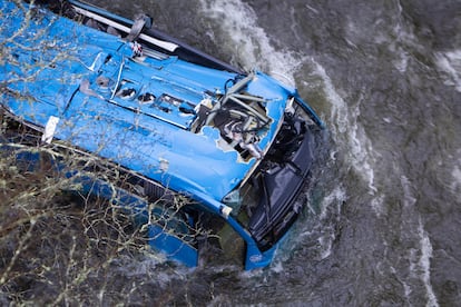 El fuerte caudal del río Lérez ha dificultado la búsqueda de víctimas. 