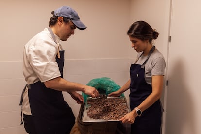 Pablo Ibarreche y Cristina Castellanos, fundadores de Lurka Chocolates, durante el proceso de limpieza del Cacao. Imagen cedida por la empresa