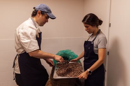 Pablo Ibarreche y Cristina Castellanos, fundadores de Lurka Chocolates, durante el proceso de limpieza del Cacao. Imagen cedida por la empresa