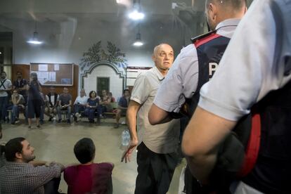 Els Mossos d'Esquadra es presenten a l'IES Tarradell de Barcelona i notifiquen al director que s'ha de tancar el col·legi.