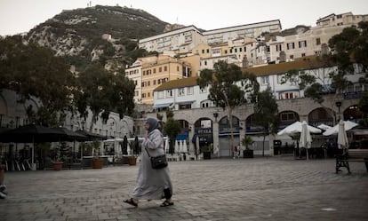 Una mujer camina por Gibraltar este jueves, día de elecciones al Parlamento gibraltareño.