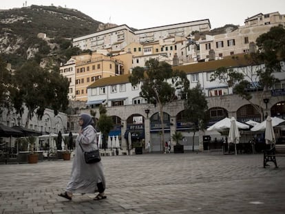 Una mujer camina por Gibraltar este jueves, día de elecciones al Parlamento gibraltareño.