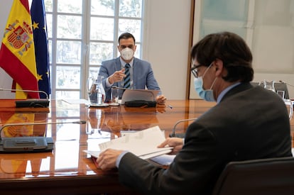 El presidente del Gobierno, Pedro Sánchez, junto con el ministro de Sanidad, Salvador Illa, preside la reunión del Comité de Seguimiento del Coronavirus celebrado este lunes en el Palacio de la Moncloa.