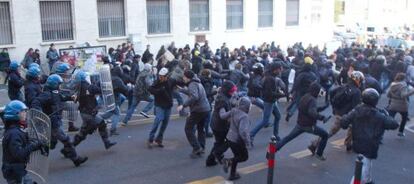 Antidisturbios cargan contra estudiantes junto a la universidad de La Sapienza, en Roma.