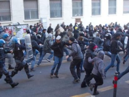 Antidisturbios cargan contra estudiantes junto a la universidad de La Sapienza, en Roma.