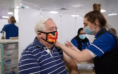 Un hombre recibe la vacuna de AstraZeneca y Oxford, este lunes en un centro de vacunación en Stevenage (Inglaterra).