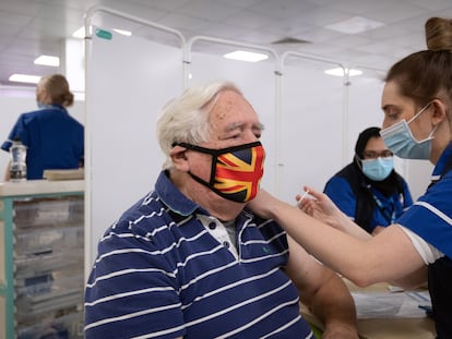 Un hombre recibe la vacuna de AstraZeneca, el 11 de enero en Stevenage, en Inglaterra (Reino Unido).