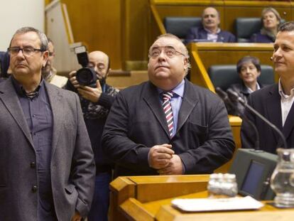 Desde la izquierda, Goioaga, Tontxu Rodríguez y Bildarratz, aceptan el pasado día 24 su nombramiento como senadores autonómicos.