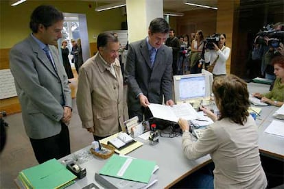 Los portavoces de EB, José Miguel Fernández; EA, Manuel Ibarrondo, y PNV, Álvaro Iturritxa (de izquierda a derecha) registran la moción.