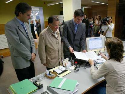 Los portavoces de EB, José Miguel Fernández; EA, Manuel Ibarrondo, y PNV, Álvaro Iturritxa (de izquierda a derecha) registran la moción.