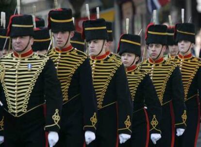 Una soldado, en el centro, desfila junto a otros guardias del castillo de Windsor.