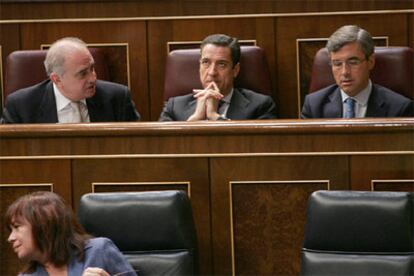 El portavoz del PP en el Congreso, Eduardo Zaplana, entre Angel Acebes, y el diputado Jorge Fernández Díaz.