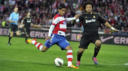 Jara dispara ante Marcelo para marcar el gol de su equipo.