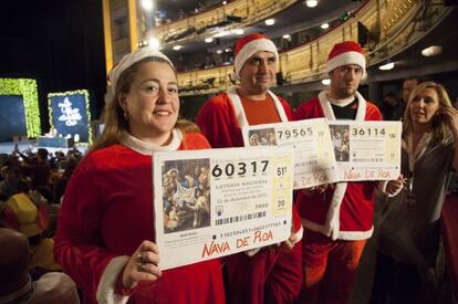 Tres personas disfrazadas de Papá Noel en el Teatro de Navidad, donde se celebra el sorteo extraordinario de Navidad de la Lotería.