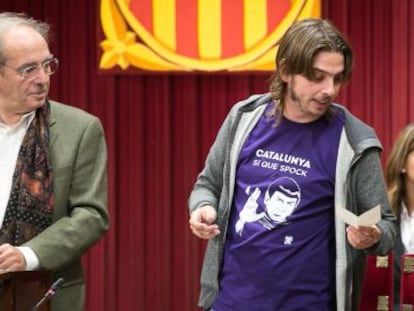 Joan Giner (d) durante la votación a la presidencia del Parlament.