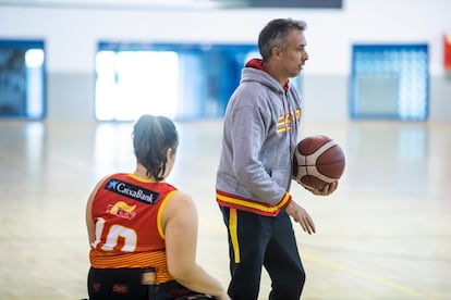 El segundo entrenador Franck Belen da indicaciones a una de sus pupilas.