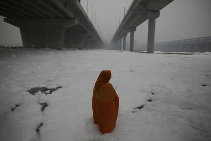 Un devoto hindú realiza rituales en el río Yamuna, cubierto por espuma química causada por la contaminación industrial y doméstica, durante el festival Chhath Puja en Nueva Delhi, India, el sábado 2 de noviembre.La conmemoración del Chhath agrade al dios del Sol que mantenga la vida.