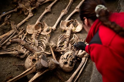 Laura Gutiérrez, antropóloga forense, durante una intervención en uno de los diez cuerpos encontrados maniatados en la fosa CE017 del Barranco de Viznar, en Granada.