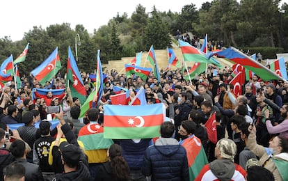 Cientos de personas celebran el acuerdo en la capital de Azerbaiyán, Baku, este martes. 