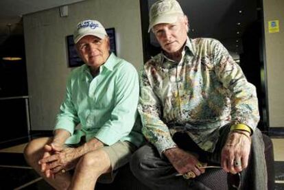 Bruce Johnston (izquierda) y Mike Love, de Beach Boys, ayer en Madrid.