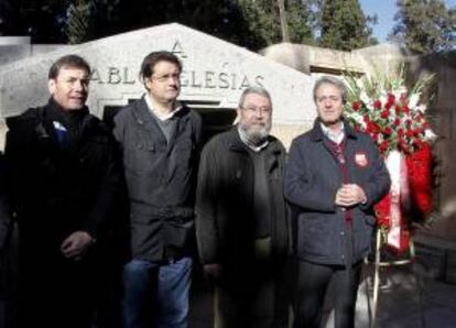 El secretario de Organización del PSOE, Óscar López (2-i); el secretario general del PSM, Tomás Gómez (i); el secretario general de UGT, Cándido Méndez (2-d), y el secretario general de UGT-Madrid, José Ricardo Martínez, junto a la tumba de Pablo Iglesias en el Cementerio Civil de Madrid.