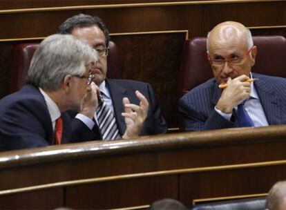 Josep Sánchez Llibre, Pere Macias y Josep Antoni Duran (CiU), durante el debate.