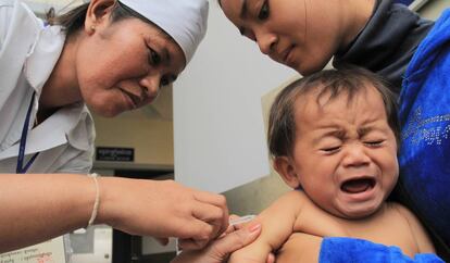 Una enfermera vacuna a un ni&ntilde;o en el hospital de Makara, en Preah Vihear, Camboya.