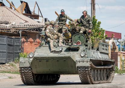 Tropas rusas en un tanque circulaban por la ciudad de Mariupol, en el sur de Ucrania, el 11 de mayo.