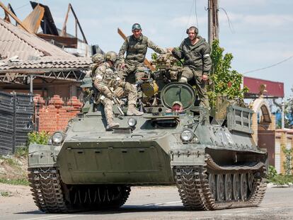 Tropas rusas en un tanque circulaban por la ciudad de Mariupol, en el sur de Ucrania, el 11 de mayo.