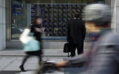 Panel de cotizaciones en una calle de Tokio.