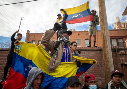 Migrantes venezolanos afuera de la Iglesia del Sagrado Corazón en el centro de El Paso, Texas, en enero del 2023.