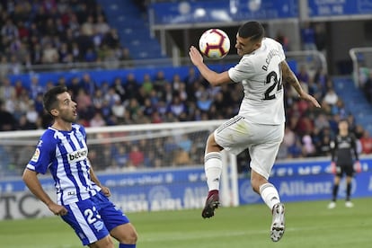 Dani Ceballos y Tony Rodríguez se disputan el balón en un momento del partido.