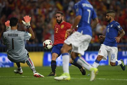 Dani Carvajal dispara a la portería de Gianluigi Buffon ante el delantero italiano Lorenzo Insigne.