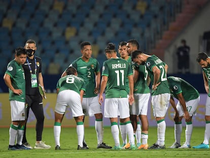 La selección de Bolivia, este lunes en Goiânia, durante su debut contra Paraguay.