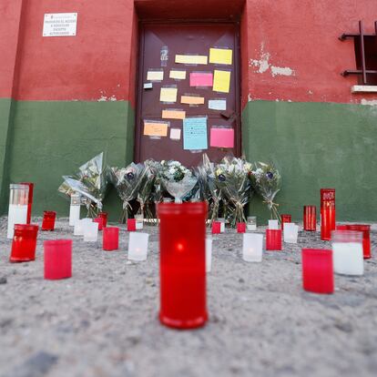 MOCEJÓN (TOLEDO), 20/08/2024.-Velas y flores en homenaje ante el polideportivo Ángel Tardío en Mocejón (Taledo), mientras prosiguen las investigaciones para esclarecer el móvil del crimen del pequeño Mateo en el campo de fútbol de la localidad toledana de Mocejón tras la detención de un joven de 20 años que ha confesado el crimen y que podría sufrir algún tipo de trastorno mental. EFE/ Ismael Herrero