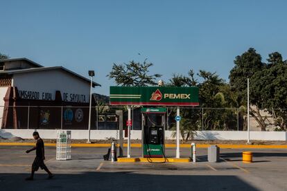 Un hombre camina frente a una estación de Pemex en Nayarit, México.