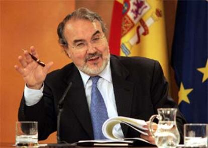 Pedro Solbes, durante la rueda de prensa tras el Consejo de Ministros.
/ M. ESCALERA
