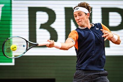 Ruud golpea la pelota durante la semifinal contra Zverev.