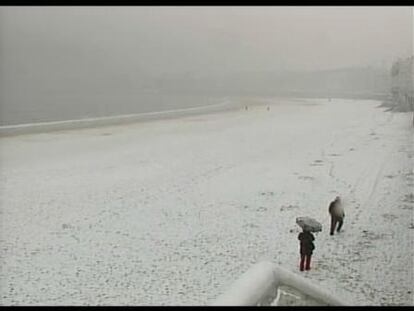 La nieve llega a la playa de la Concha