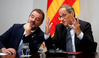 El presidente de la Generalitat, Quim Torra (a la derecha), acompañado por el 'conseller' de Acción Exterior, Alfred Bosch.