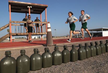 En la imagen, dos reclutas corren durante una sesión de entrenamiento físico.