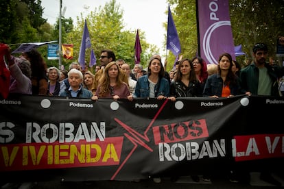 Desde la izquierda, Boti García, activista LGTBI; María Teresa Pérez, coportavoz de Podemos; Irene Montero, europarlamentaria de Podemos; Ione Belarra, secretaria general de Podemos, y Isa Serra, eurodiputada y portavoz de Podemos.