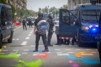 Agentes de los Mossos d’Esquadra blindan la estación de trenes de Francia. Los manifestantes, que coreaban consignas independentistas, han lanzado petardos de colores y han proferido gritos a favor de Terra Lliure.