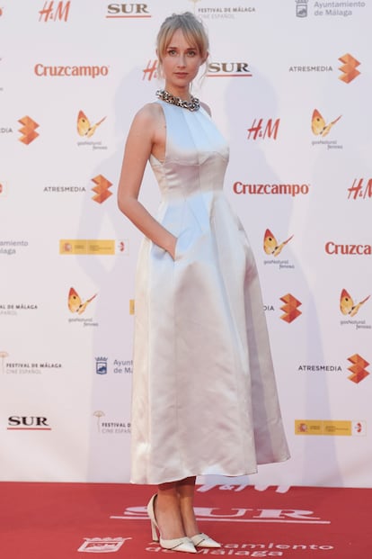 Ingrid García-Jonsson, fiel a Dior eligió un vestido blanco con detalle de cadena plateada.