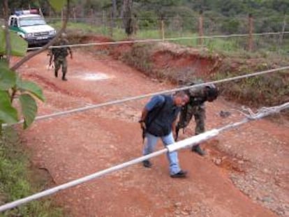 La torre hace parte de las infraestructuras de las Centrales Eléctricas de Norte de Santander, empresa que inició las tareas de reconstrucción. En la imagen el registro de otro ataque terrorista de las FARC al sistema eléctrico en Colombia. EFE/Archivo