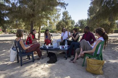 La realizadora tunecina Wided Zoghlami escucha con atención los consejos del grupo de expertos que han mostrado interés en su proyecto '10 años y una revolución más tarde', un documental que narra la mirada de cuatro jóvenes de Túnez que en 2007, bajo la dictadura de Ben Alí, hicieron la revolución en un barrio popular de la capital.